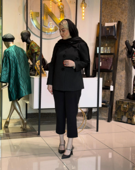 نمایی از پوشاک و فضای داخلی گالری