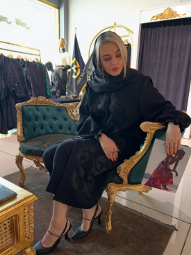 فضای گالری میس نانس و صندلی سبز و طلایی مزون